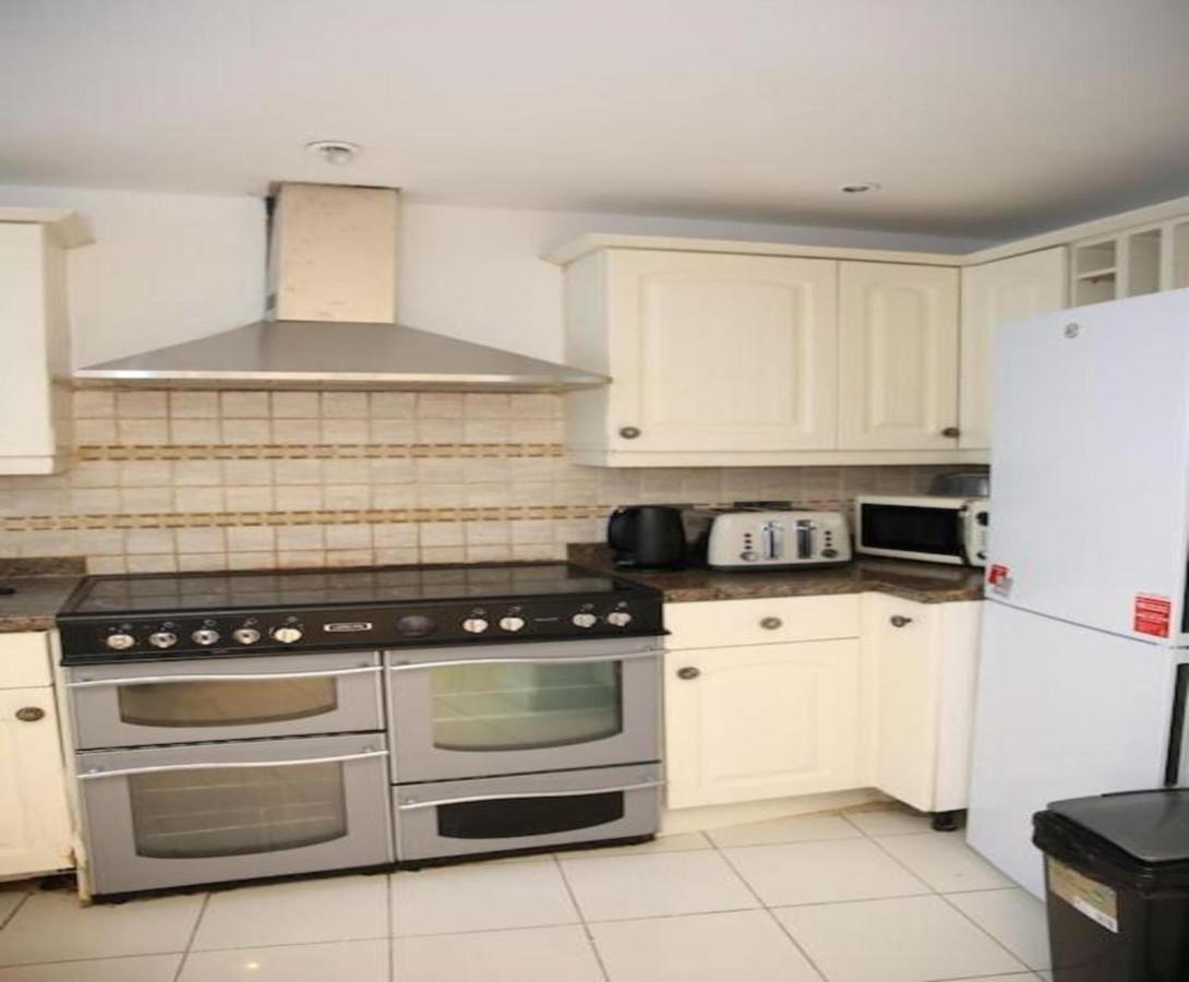 Oyo Timi Holiday Homes London Ngoại thất bức ảnh