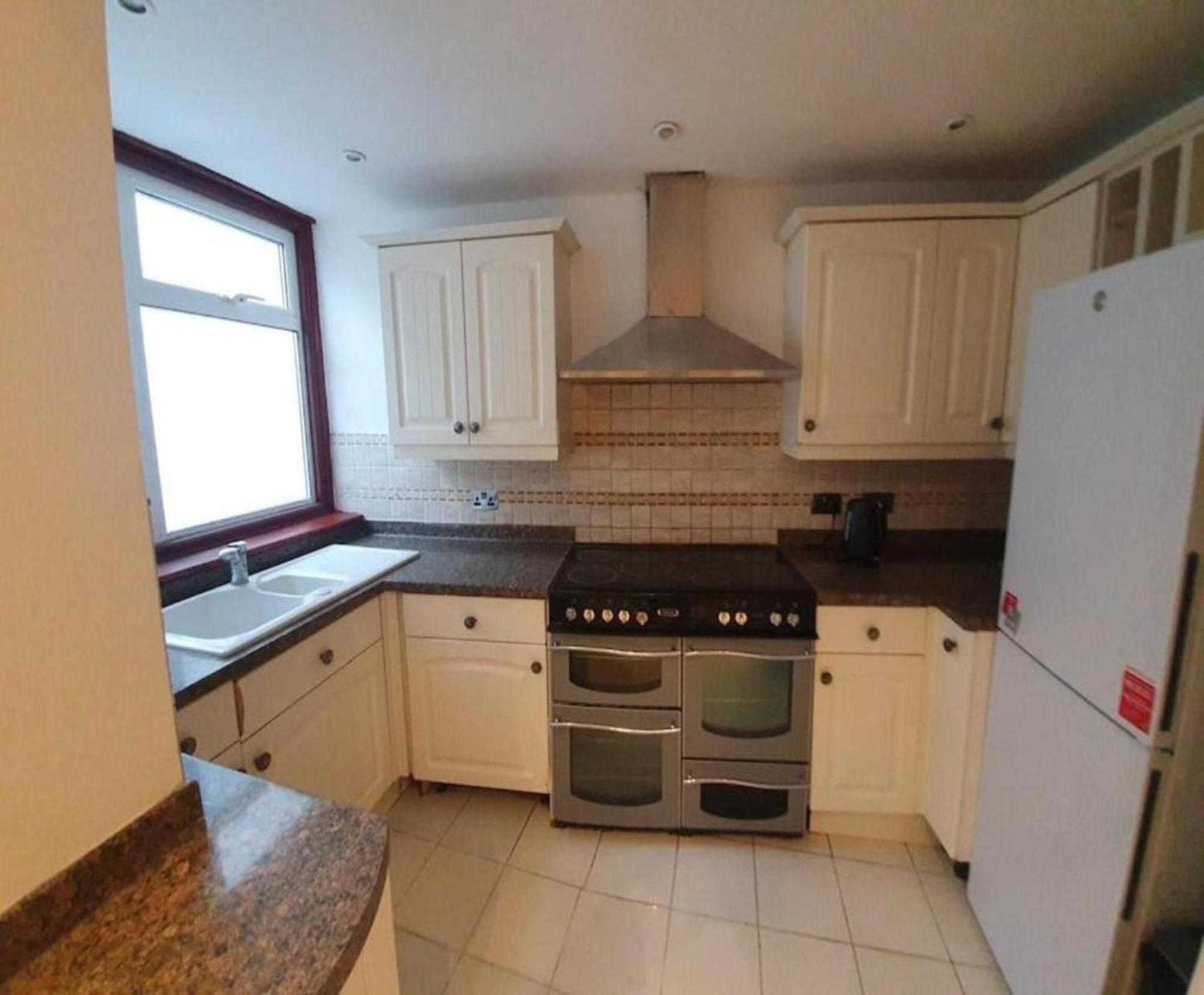 Oyo Timi Holiday Homes London Ngoại thất bức ảnh