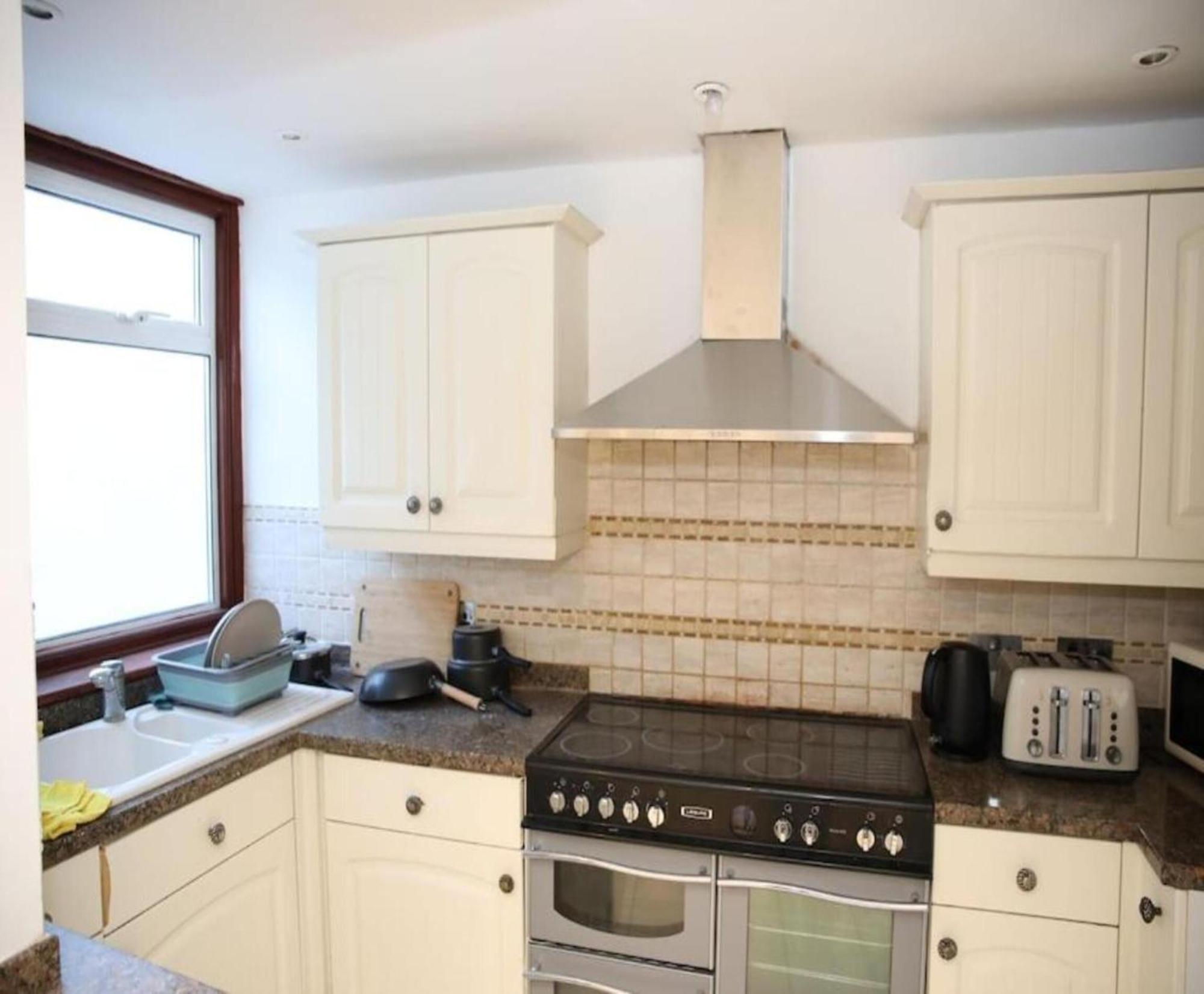 Oyo Timi Holiday Homes London Ngoại thất bức ảnh